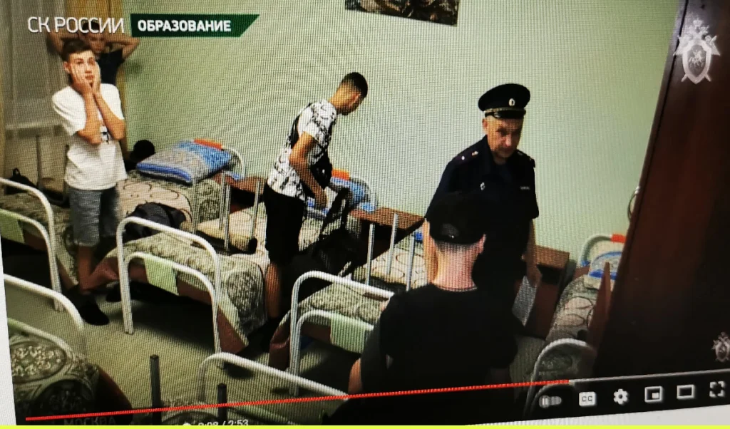 Дети из Донбасса раскладывают вещи в кадетском корпусе после приезда в Москву
