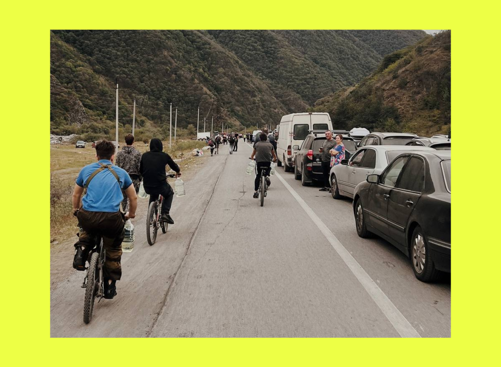 Очередь на&nbsp;КПП «Верхний Ларс». Фото: архив «Вёрстки»