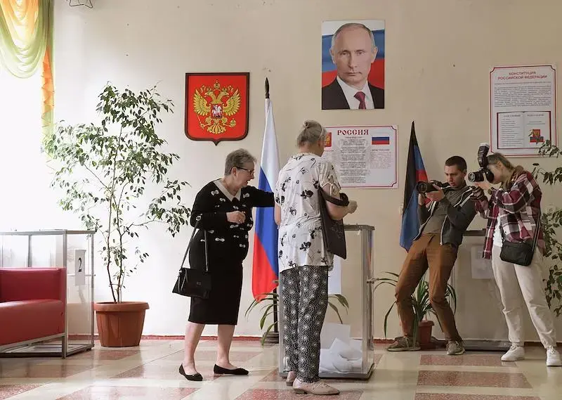Избиратели на участке в Гимназии № 6, Горловка, во время выборов в органы местного самоуправления оккупированной части Донецкой области 9 сентября 2023. Фото: Таисия Воронцова/Коммерсантъ