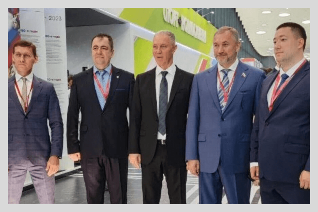 Иван Сафронов (крайний слева) с руководством херсонской оккупационной администрации