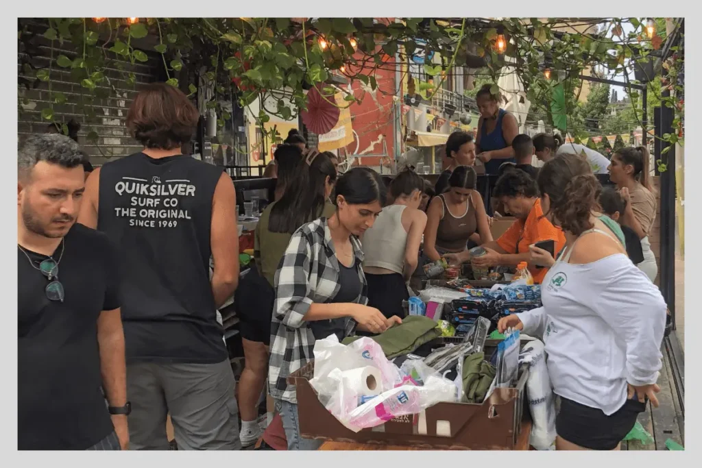 Сбор гуманитарной помощи пострадавшим в&nbsp;баре Реховота 9&nbsp;октября 2023. Фото: Ирина Коротаева