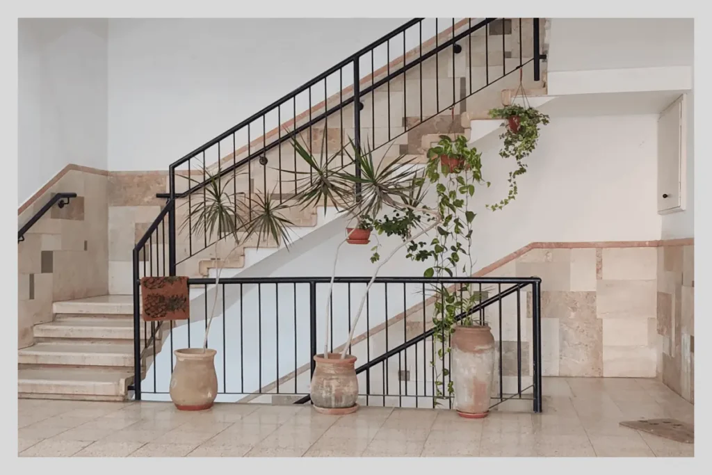 Спуск в&nbsp;подвал дома Марии в&nbsp;Хайфе, где жители укрываются при бомбардировках. Фото: из&nbsp;личного архива.