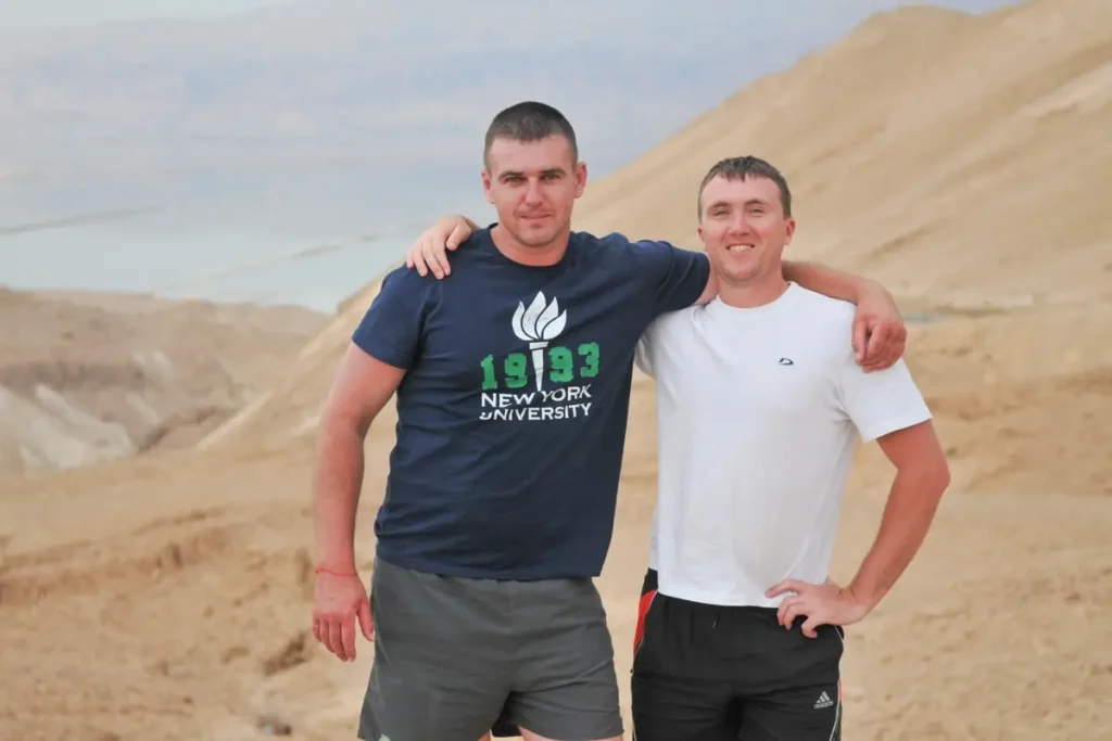 Полицейский Андрей Пошивай (слева) с&nbsp;другом Виктором Зилинским. Фото: Наталья Зилинская.