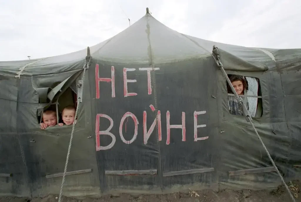 Дети в палатке летнего детского лагеря для чеченских беженцев в Ингушетии во время Второй Чеченской войны, август 2001 года. Фото: Сергей Михеев/Коммерсантъ.