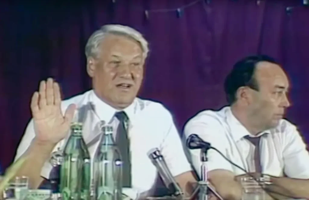 Председатель Верховного Совета РСФСР Борис Ельцин рядом с будущим первым президентом республики Башкортостан Муртазой Рахимовым произносит «Не то что договор диктата одного и исполнительности другого — нет, этот период ушёл», Нефтекамск, 1990 год. Источник: скриншот из видео-репортажа Азамата Саитова, канала Саитов. TV в Youtube.