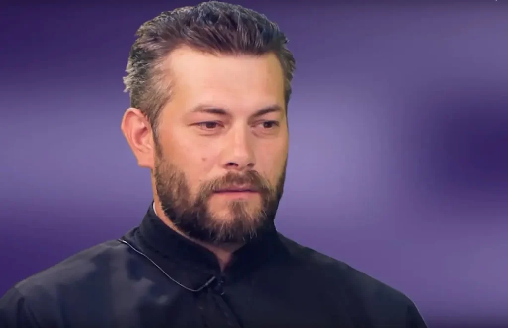 Протодиакон минского Свято-Петро-Павловского собора Максим Логвинов, ушедший воевать добровольцем, во&nbsp;время интервью 2015&nbsp;года. Источник: скриншот из&nbsp;видео sobor.&nbsp;by.