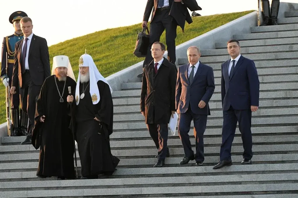 Слева направо: митрополит Псковский и&nbsp;Порховский Тихон (Шевкунов), патриарх Московский и&nbsp;Всея Руси Кирилл, помощник президента России Владимир Мединский, президент России Владимир Путин и&nbsp;губернатор Псковской области Михаил Ведерников во&nbsp;время церемонии открытия мемориального комплекса «Князь Александр Невский с&nbsp;дружиной» на&nbsp;берегу Чудского озера в&nbsp;деревне Самолва Гдовского района в&nbsp;сентябре 2021&nbsp;года. Фото: Глеб Щелкунов/Коммерсантъ.