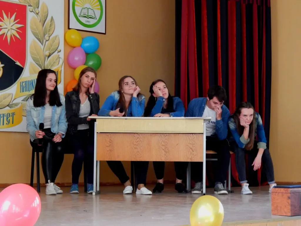 Ирина Макаренко во время выступления КВН (в центре) в январе 2023. Фото: личная страница Макаренко в VK.