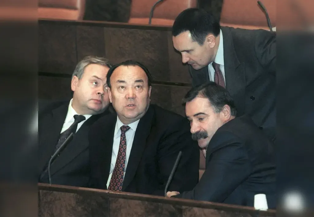 Президент Башкортостана Муртаза Рахимов (в центре), президент Ингушетии Руслан Аушев (справа) и президент Чувашии Николай Федоров (стоит) на заседании Совета Федерации в октябре 2000 года, Москва. Фото: Дмитрий Духанин/Коммерсантъ.