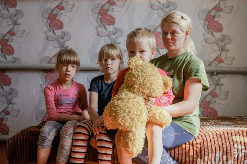 Семья Фельхле у себя дома в селе Корнилово, Новосибирская область: Даша, Вика и Илья с мамой Юлией. Она воспитывает шестерых детей, совсем недавно у них родился брат. Чтобы дети не оказались в приюте, им помог центр поддержки семей и детей «Вместе». Фото: Дмитрий Яцюк.