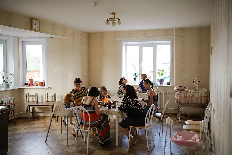 Подопечные кризисного центра «Надежда» благотворительного фонда «Солнечный город» на кухне во время чаепития, Новосибирск. Здесь проживают до 10 мам, пострадавших от домашнего насилия или столкнувшихся с трудной жизненной ситуацией. Фото: Антон Уницын.