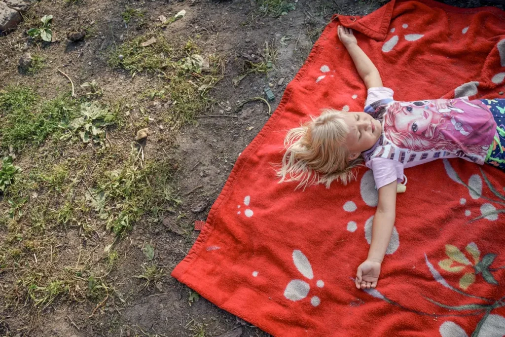 Маша Чукавина в своём дворе в селе Мочище, Новосибирская область. Её мама Оксана воспитывает шестерых детей, у одного ребёнка паллиативный диагноз и денег не хватает. Центр «Вместе» приобрели для семьи уголь и дрова на зиму, чтобы дети не оказались в приюте. Фото: Дмитрий Яцюк.