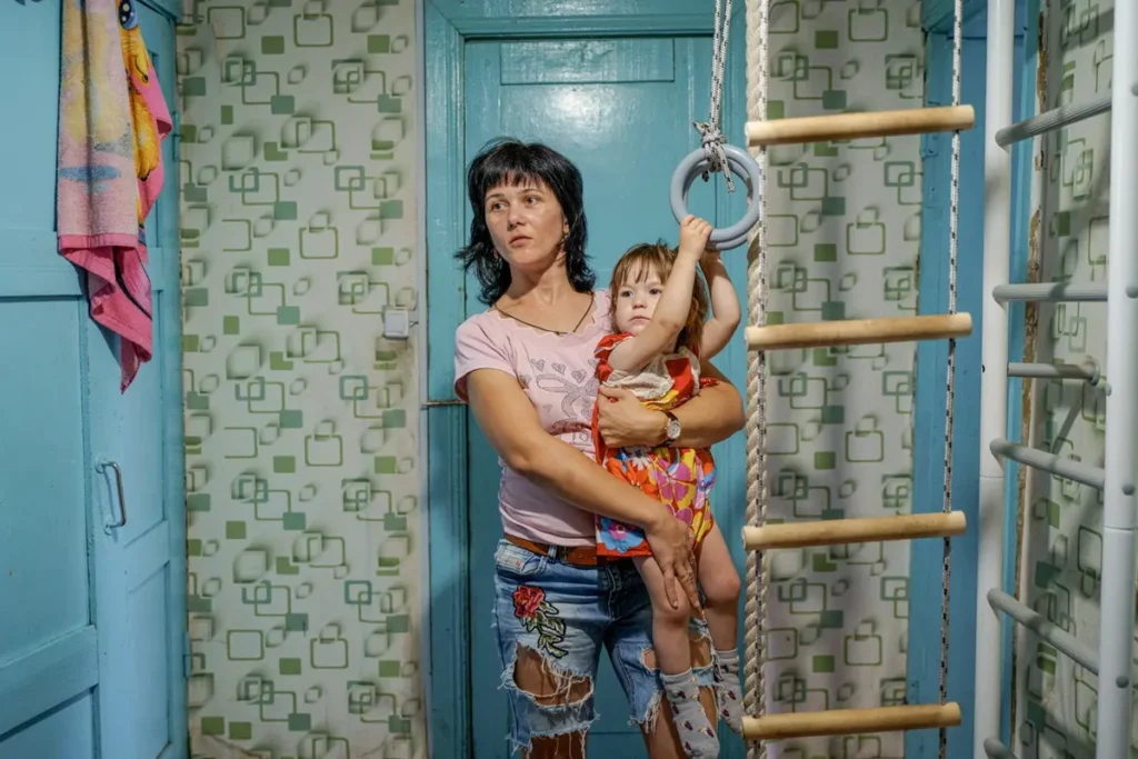 Анна Козырева воспитывает пятерых детей в Болотном, трое из них — своей сестры. Женщина не смогла их воспитывать из-за проблем со здоровьем. Пока дочка Настя была маленькой, Анна таксовала вместе с ней, чтобы заработать деньги. Фото: Дмитрий Яцюк.