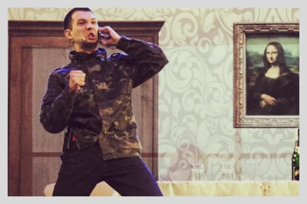 Сергей Добровольский во время выступления в команде КВН. Источник: архивное фото из Vk.watch, 2016 год.