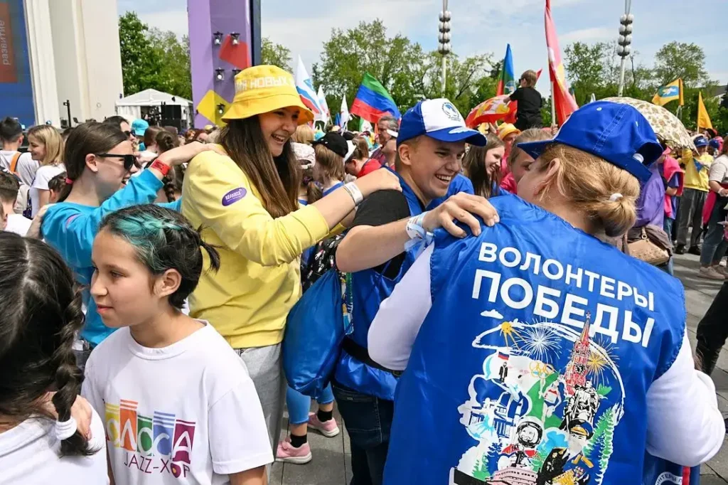 «Волонтеры победы» на фестивале детства и юности «Большая перемена» на территории ВДНХ в июне 2022. Фото: Анатолий Жданов/Коммерсантъ.
