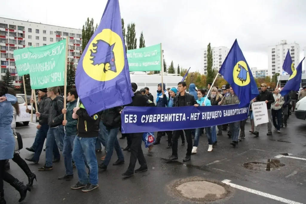 Шествие «Башкорт Юлы» 29 ноября 2014 года в Уфе, организованное «Кук буре» (движение возникло в нулевые) в честь годовщины провозглашения независимости Башкортостана в 1917 году. Источник фото: паблик «Кук буре» в ВКонтакте.