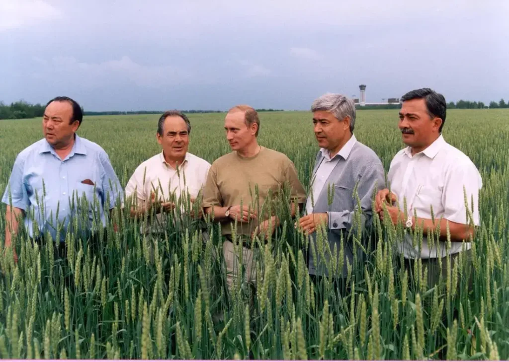 Слева направо: Президент республики Башкортостан Муртаза Рахимов, президент республики Татарстан Минтимер Шаймиев, Президент России Владимир Путин, председатель Госсовета Татарстана Фарид Мухаметшин и глава администрации Казани Камиль Исхаков во время встречи в Татарстане в июне 2000 года. Фото: Михаил Козловский/Коммерсантъ.