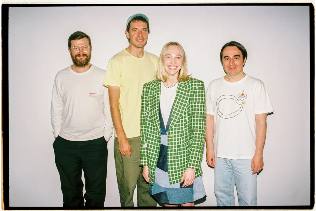 Участники музыкального спектакля “Потерянное Зеркальце”: Олег Глушков (автор и режиссер), Кирилл Иванов (фронтмен группы СПБЧ), Марина Васильева (актриса и певица), Станислав Астахов (саундпродюсер и басист группы СПБЧ). Фото: Дарина Белогонова.