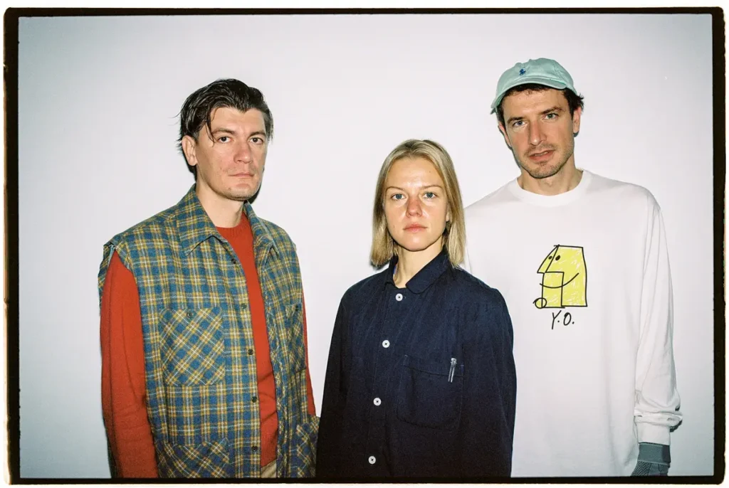 Участники музыкального спектакля “Потерянное Зеркальце” Александр Гудков, Женя Борзых и Кирилл Иванов. Фото: Дарина Белогонова.