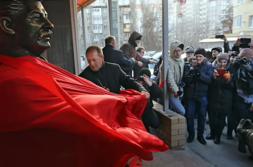Церемония открытия памятника Иосифу Сталину в Волгограде около Сталинградского обкома КПРФ в честь 140-й годовщины со дня рождения Иосифа Сталина 20 декабря 2019 года. Фото: Артем Краснов/Коммерсантъ.