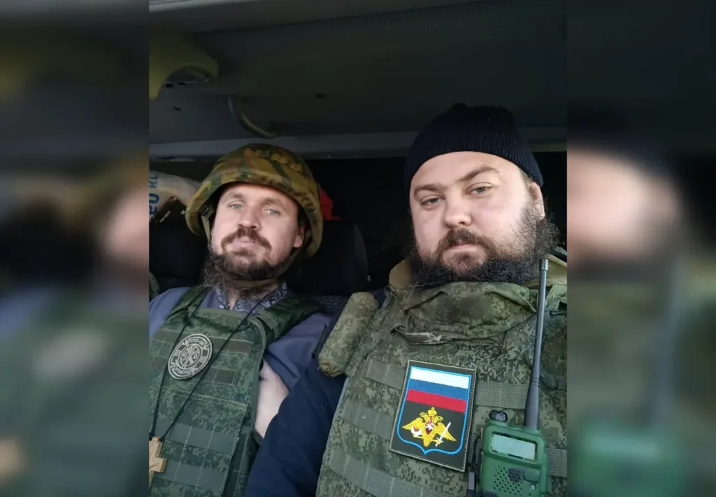 Селфи священника Роман Колеснёва (слева) со священником Александром Мешковым опубликовано 13 ноября 2022 года. Источник: личная страница Колеснёва ВКонтакте.