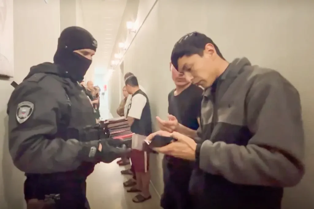 Полицейский рейд по выявлению нелегальных мигрантов в Петербурге. Источник: скриншот из видео пресс-службы ГУ МВД по Петербургу и Ленобласти.