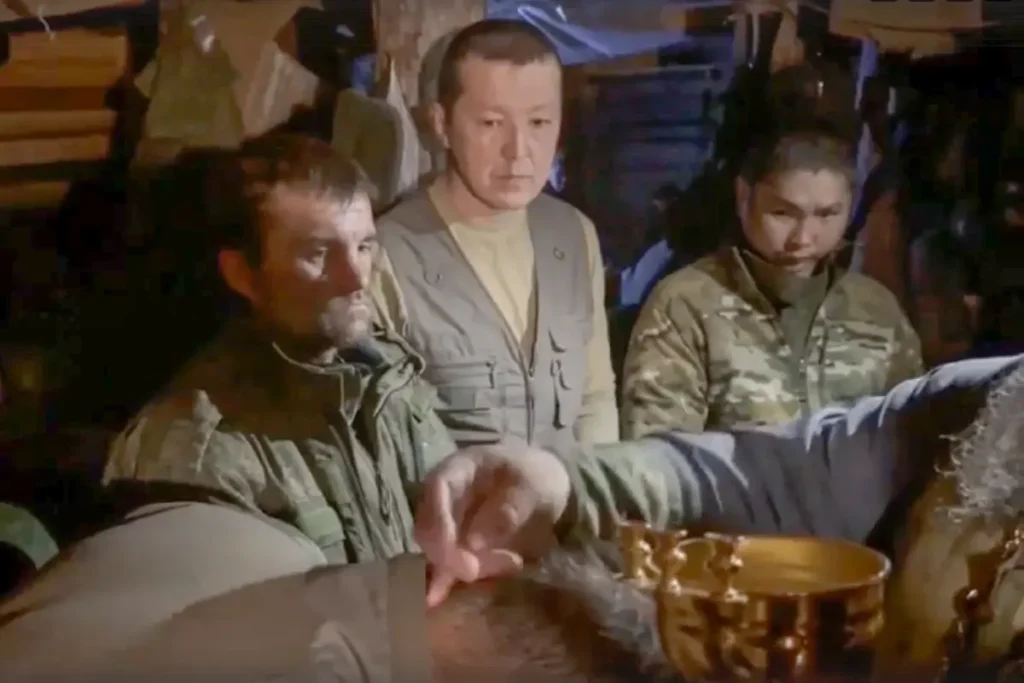 Петр Гриценко крестит в блиндаже четырех танкистов Запорожского направления перед боем. Источник: скриншот видео из паблика ВКонтакте «Молимся вместе о воинах».