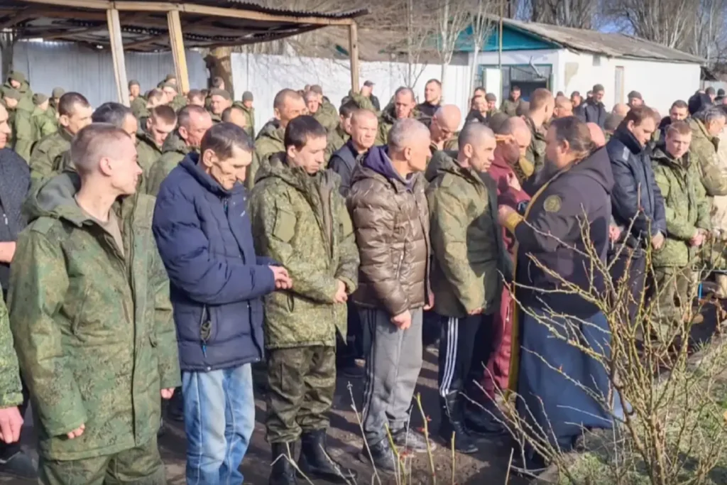 Протоиерей Пётр Гриценко выполняет обряд причастия для 200 бойцов. Источник: скриншот из видео с личной страницы Евгения Лищенюка в ВКонтакте.