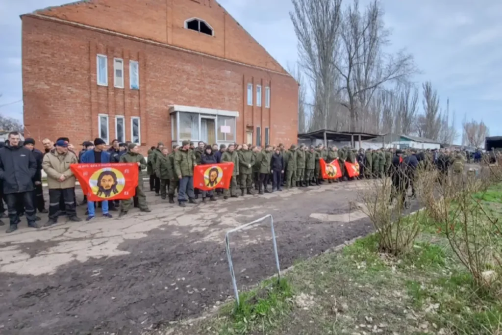 Протоиерей Пётр Гриценко выполняет обряд причастия. Источник: скриншот из видео с личной страницы Евгения Лищенюка в ВКонтакте.