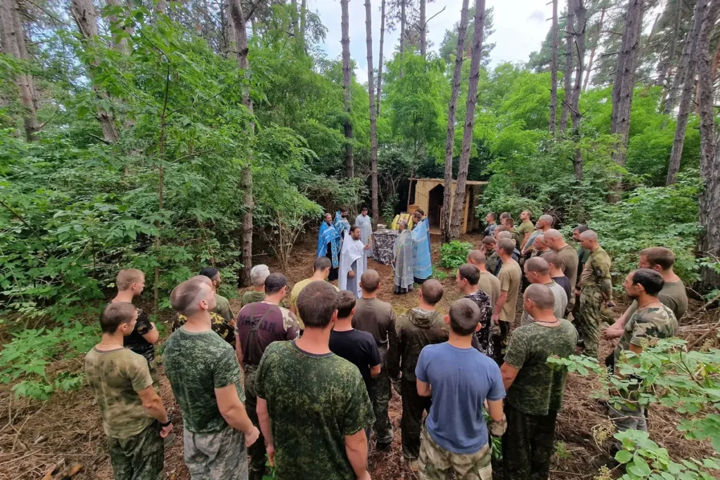 Богослужение на фронте. Источник: личная страница ВКонтакте священника Романа Колеснёва.