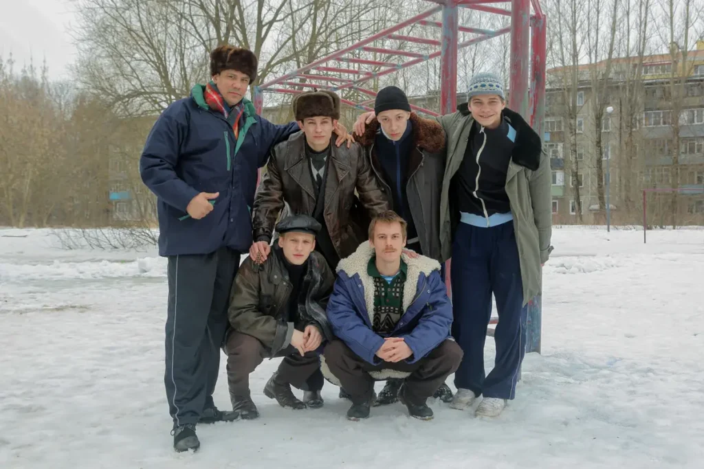 Актеры сериала «Слово пацана» позируют для фото во&nbsp;время съемок. Источник: пресс-служба Wink.