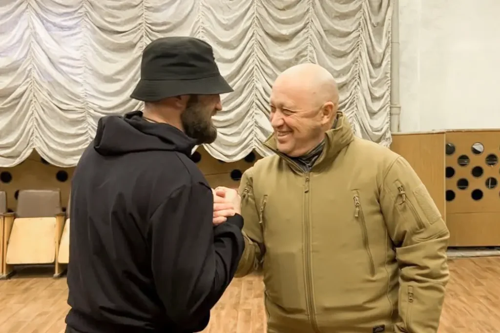 Евгений Пригожин награждает медалью «За отвагу» одного из экс-заключенных. Фото: опубликовано 4 января 2023 в Telegram-канале «Международный ФАН».