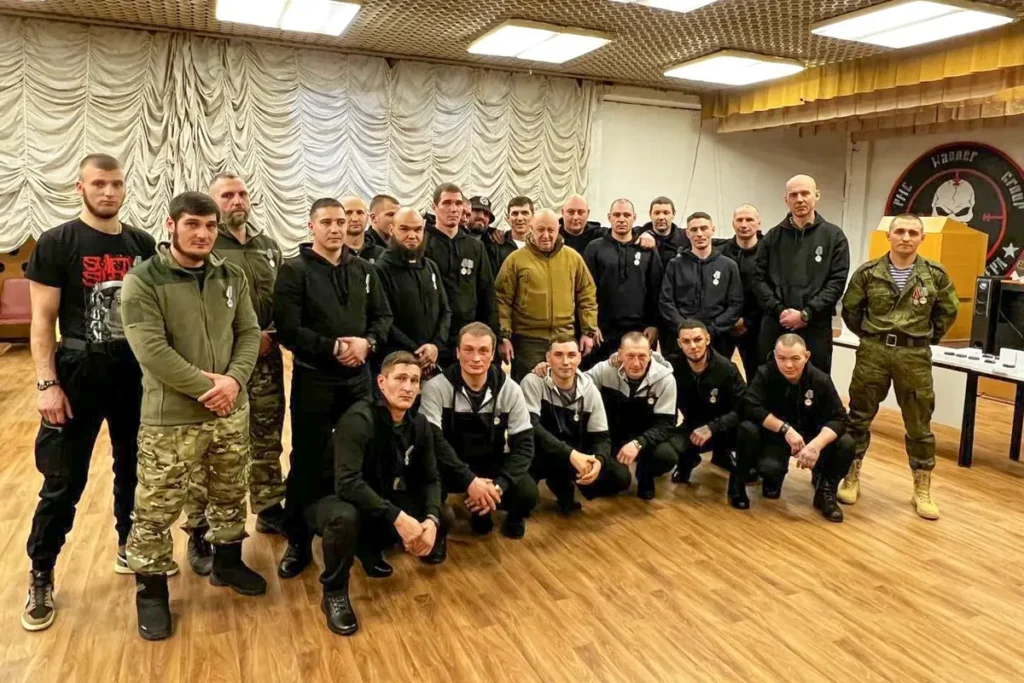 Анатолий Сальмин (крайний справа) на групповом фото вместе с Евгением Пригожиным после награждения медалью «За отвагу». Фото: опубликовано 4 января 2023 в Telegram-канале «Международный ФАН».