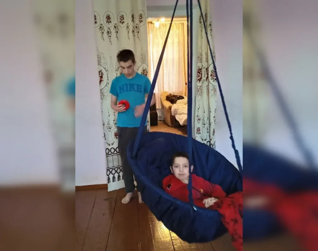 Сыновья Ольги Мазур Саша (слева) и Вова (дома) у себя дома. Фото: личный архив.