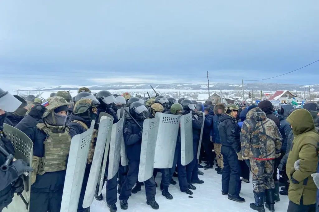 Протесты в&nbsp;день оглашения обвинительного приговора Фаилю Алсынову в&nbsp;Баймакском районном суде 17&nbsp;января, Башкортостан. Фото: специальный корреспондент «Верстки».