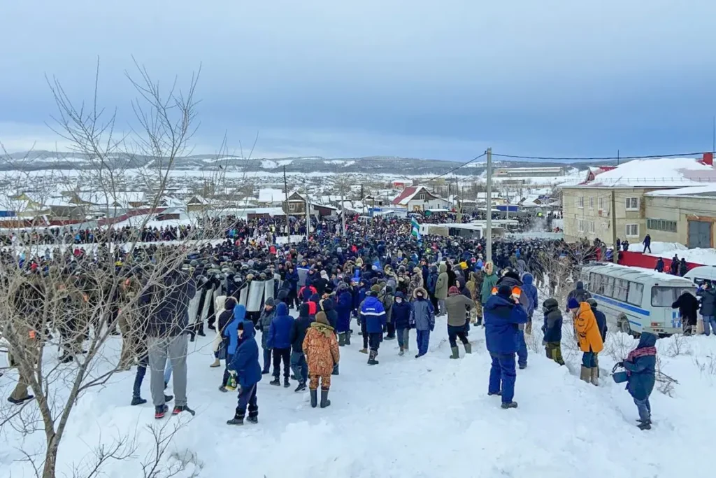 Люди собрались у&nbsp;Баймакского районного суда в&nbsp;день оглашения обвинительного приговора Фаилю Алсынову 17&nbsp;января, Башкортостан. Фото: специальный корреспондент «Верстки».