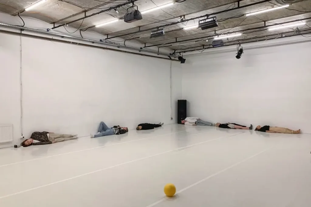 Участники проекта «лаборатория пиздеца» во&nbsp;время перформанса. Фото: из&nbsp;архива проекта.