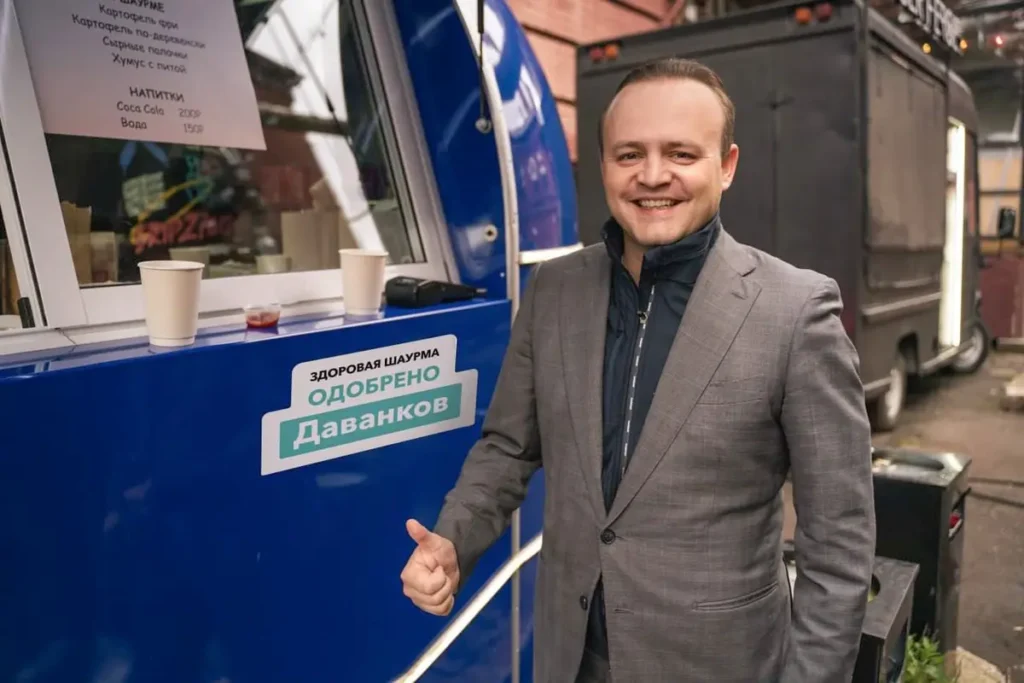Владислав Даванков фотографируется рядом со своим знаком качества «здоровой» шаурмы. В июле 2023 года Даванков предложил Роспотребнадзору опубликовать стандарт приготовления шаурмы из-за участившихся случаев отравления. Фото: telegram-канал «Даванков//Кандидат в президенты РФ».