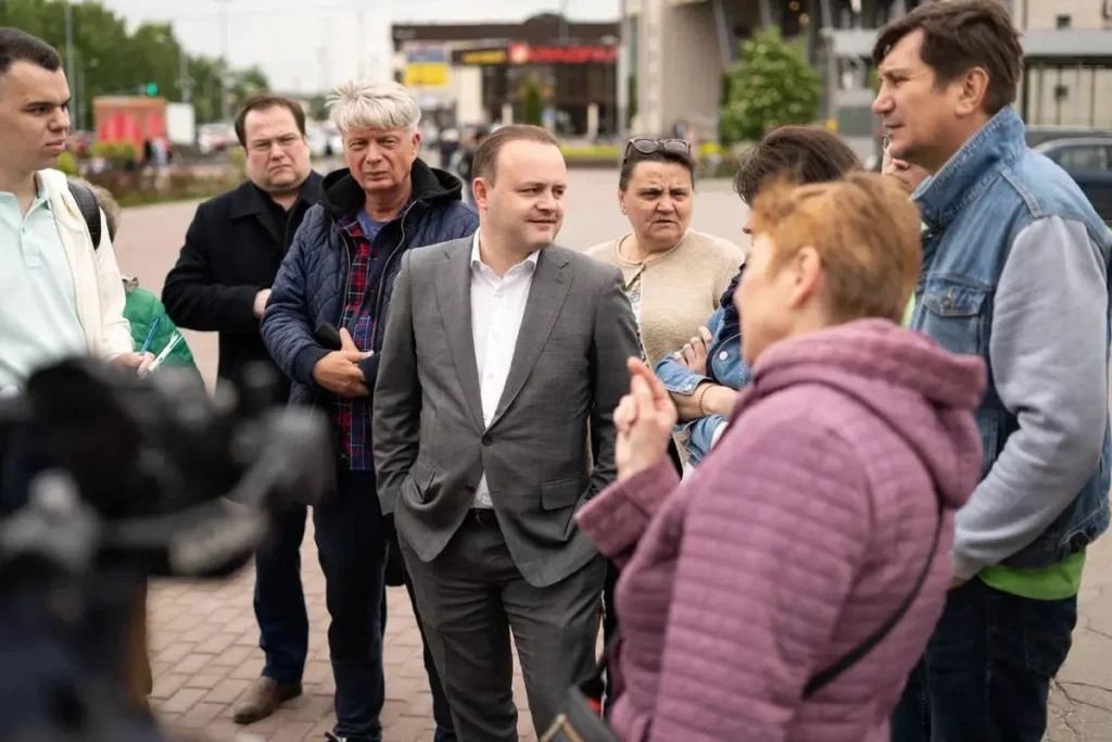 Владислав Даванков во время встречи с жителями Москвы в рамках своей кампании по выдвижению в мэры Москвы летом 2023. Фото: telegram-канал «Даванков//Кандидат в президенты РФ».