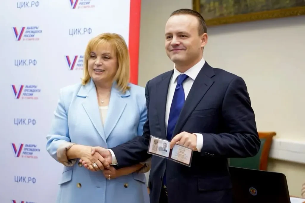 Владислав Даванков с Эллой Панфиловой во время получения удостоверения кандидата на должность президента Российской Федерации. Фото: telegram-канал «Даванков//Кандидат в президенты РФ».