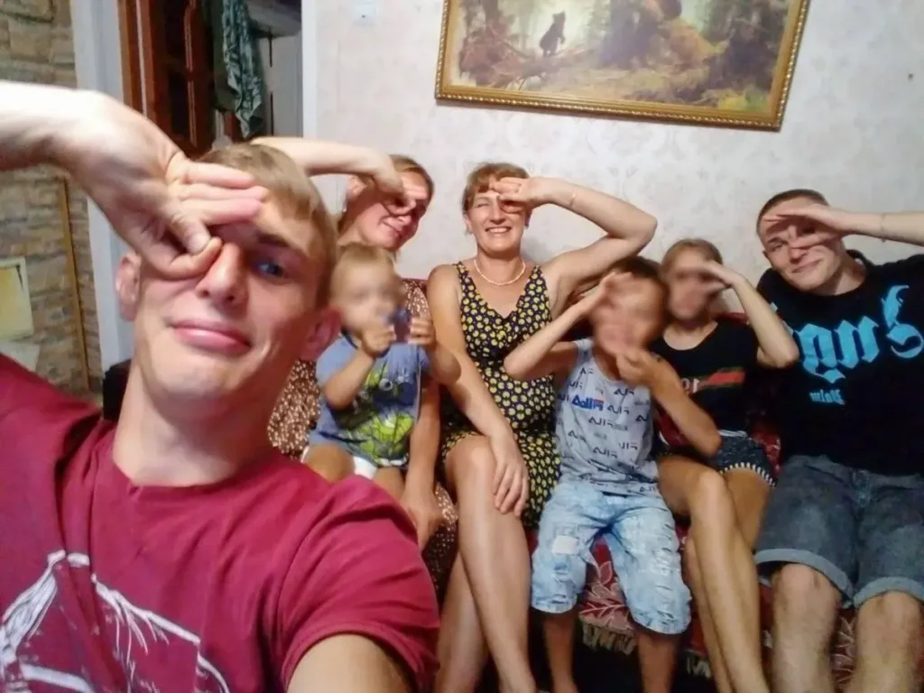 Петр (слева) и его мать Оксана Гончарова (вторая слева) с сыном Арсением на коленях. Фото: личная страница Гончаровой в Facebook.