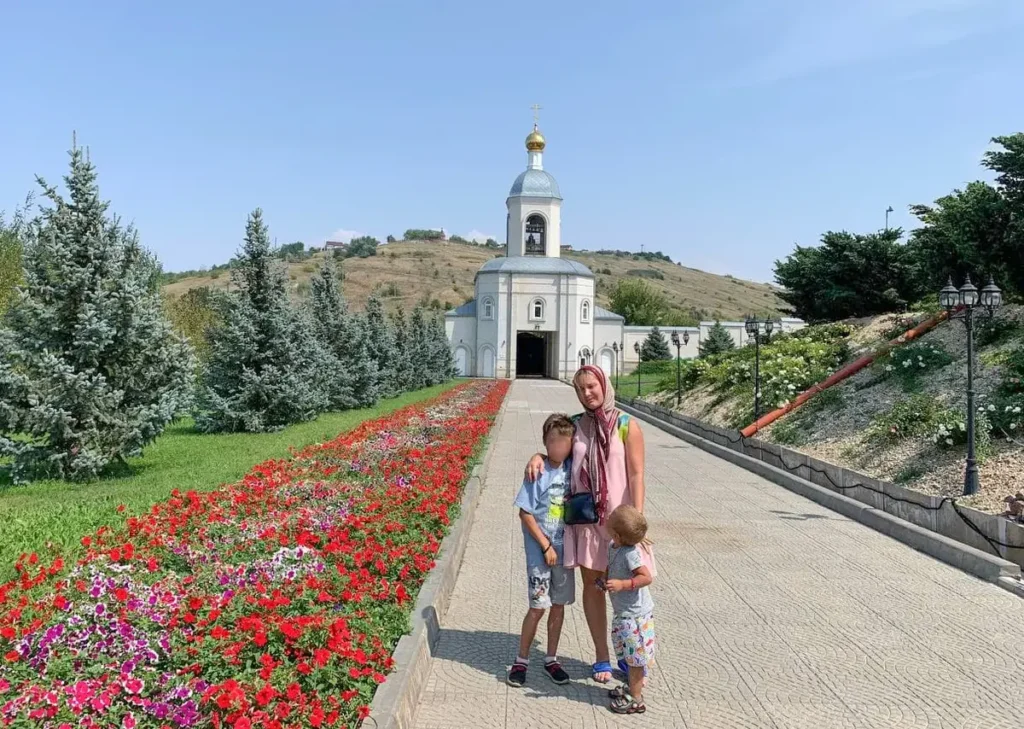Оксана Гончарова с сыном Матвеем (слева) и Арсением (справа). Фото: личный архив.