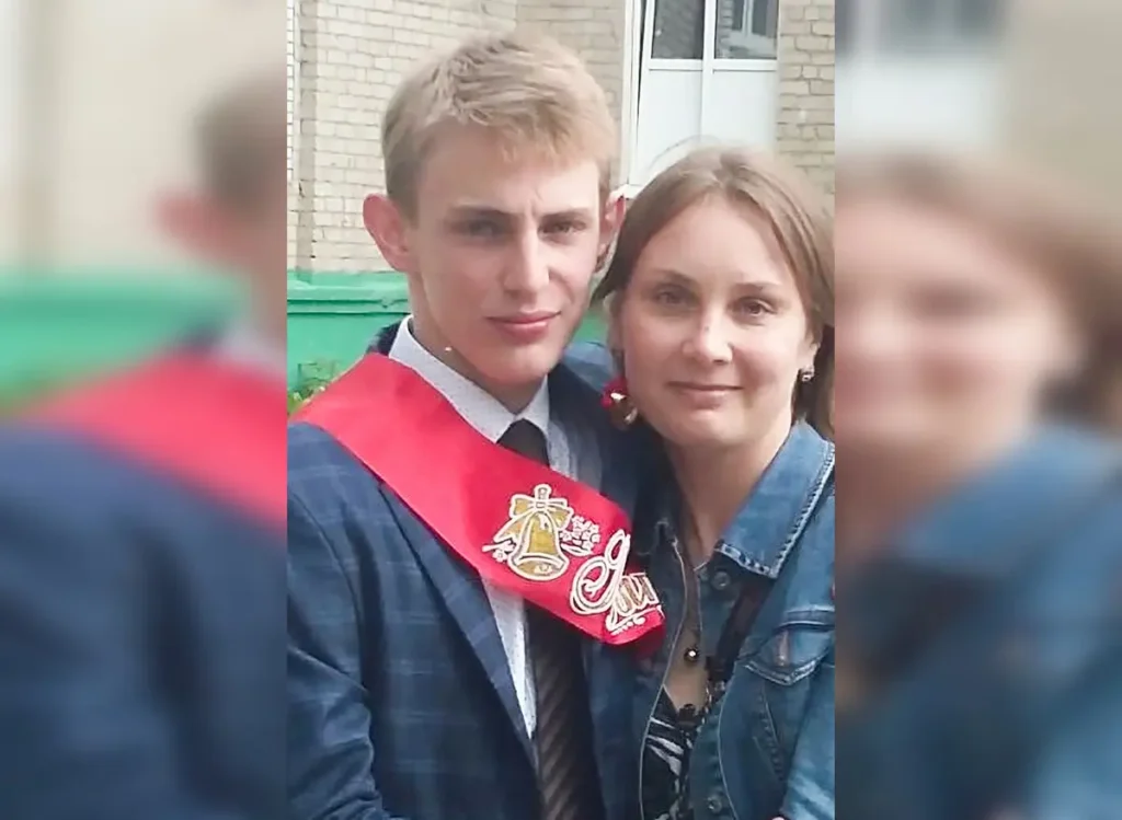 Петр с матерью Оксаной Гончаровой на выпускном. Фото: личный архив.