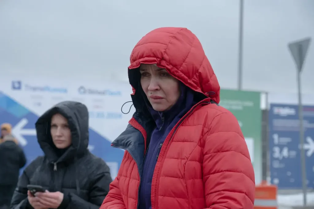 Люди начинают приносить цветы к стихийному мемориалу возле Крокус Сити Молл на следующий день после трагедии. Источник: специальный корреспондент «Вёрстки».