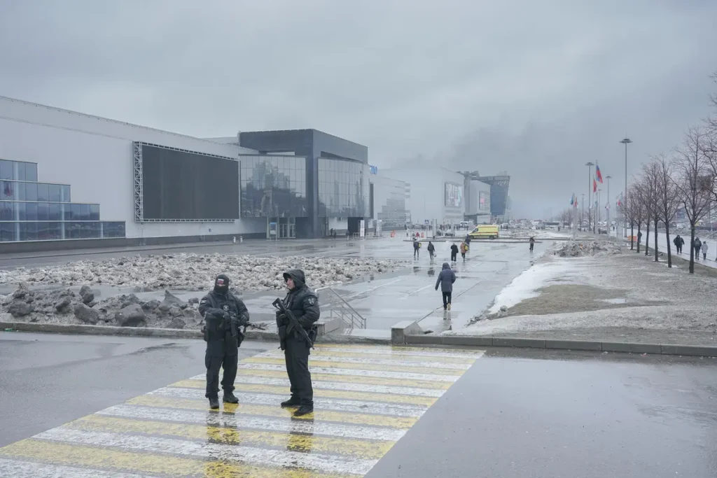 Полиция дежурит на следующий день после трагедии рядом Крокус Сити Молл. Источник: специальный корреспондент «Вёрстки».