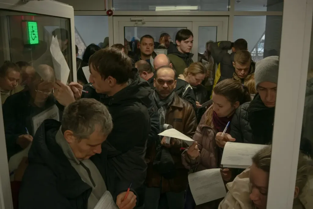 Доноры заполняют бумаги для сдачи крови в Донорском центре Царицыно на Бакинской улице, Москва. Источник: специальный корреспондент «Вёрстки».