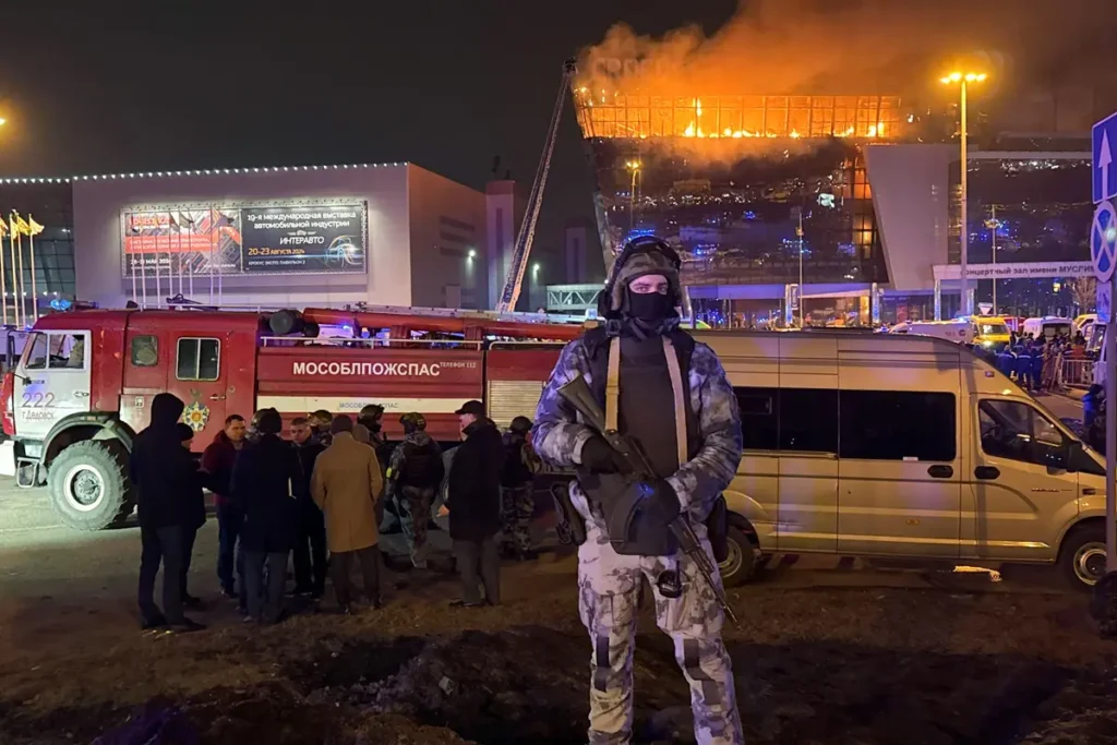 Полиция и пожарные окружили подъезды к концертному залу Крокус Сити Молл. Источник: специальный корреспондент «Вёрстки».
