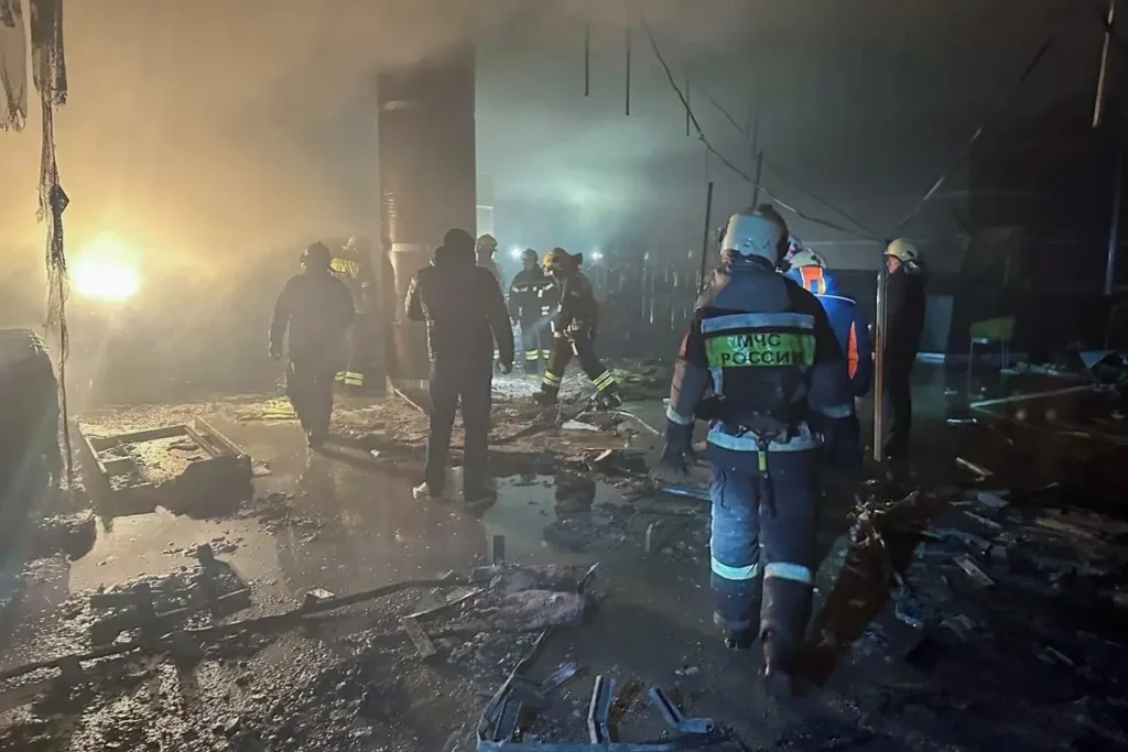 Подразделения МЧС работают внутри Крокус Сити Молл после пожара. Источник: Пресс-служба губернатора и правительства Подмосковья.