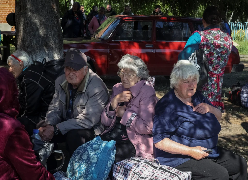 Эвакуация мирных жителей Волчанска, Харьковская область, 10 мая 2024. Фото: REUTERS/Vyacheslav Madiyevskyy.