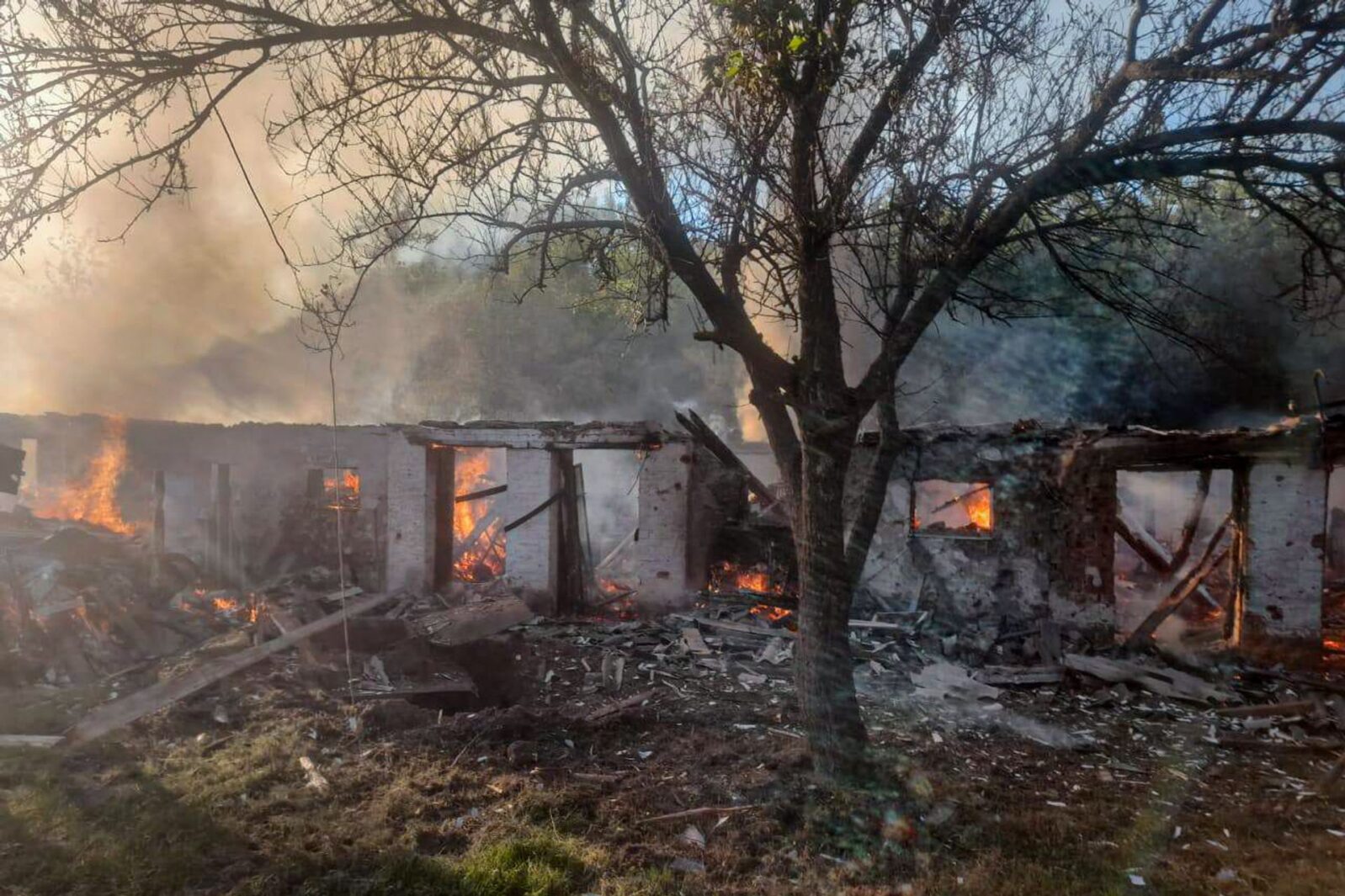 Горящее здание после обстрелов в посёлке Тёткино, Курская область
